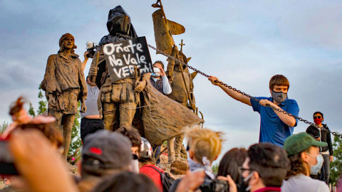 Estatua de Juan de Oñate, en Albuquerque, Nuevo México, EEUU, en medio de una protesta contra el racismo.