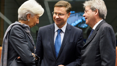 La presidenta del BCE, Christine Lagarde, con el vicepresidente de la Comisión Europea, Valdis Dombrovskis, y el comisario de Economía, Paolo Gentiloni, en una reunión del Consejo de Ministros de Finanzas (Ecofin) en Bruseloas, el pasado enero. REUTERS