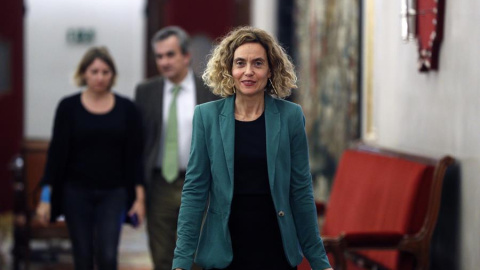 La socialista Meritxell Batet (c), presidenta de la Mesa del Congreso, a su salida de una reunión del órgano rector