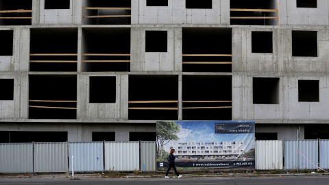 Una mujer pasa junto a un cartel que anuncia un nuevo edificio de viviendas en Praga (Rep. Checa). REUTERS/David W Cerny​