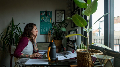 Una mujer realiza teletrabajo en su casa, durante el estado de alarma. EFE/Enric Fontcuberta