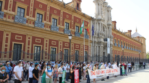 Alcaldes y cargos públicos de IU delante del Palacio de San Telmo, sede de la presidencia de la Junta de Andalucía. - IZQUIERDA UNIDA