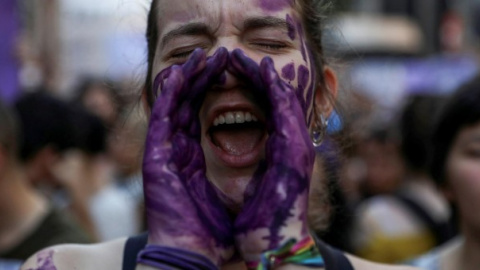 Una mujer grita consignas durante una concentración feminista en Madrid. Archivo / Reuters