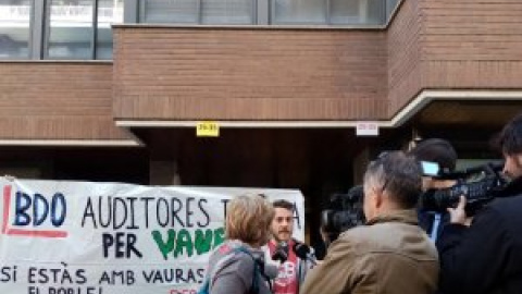 Acció de protesta del Sindicat de Barri del Poble Sec per aturar el desnonament del Bloc Llavors