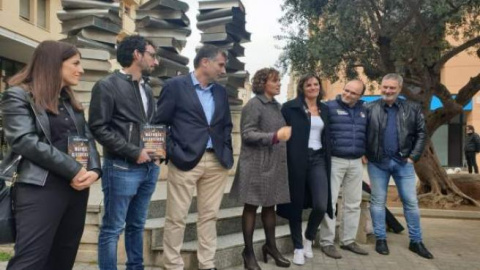 La portavoz del PP en el Parlamento Europeo, Dolors Montserrat, en el centro de la imagen y el exdiputado del PP catalán, Sergio Santamaría, el segundo por la derecha. Fuente: PP