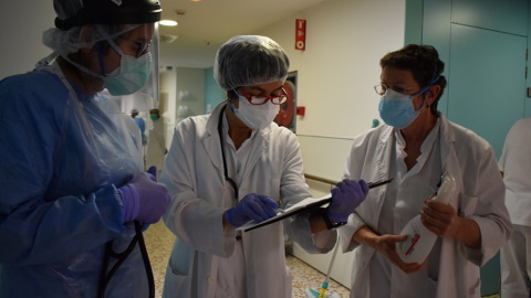 Tres treballadors de l'Hospital Santa Caterina parlant sobre l'assistència dels malalts del covid-19 el 6 d'abril de 2020. ACN/ Departament de Salut.