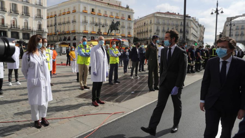 02/05/2020.- El líder del PP Pablo Casado (2i) y el alcalde de Madrid José Luis Martínez-Almeida (d), durante las celebraciones por el Dos de Mayo. / EFE - JUANJO MARTÍN