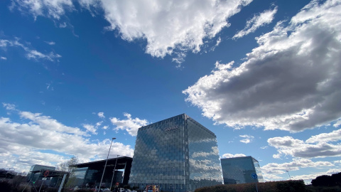 Edificio donde se encuentra la sede de Telefónica, en la Ronda de la comunicación, en la zona norte de Madrid. E.P./Eduardo Parra