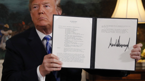 Trump muestra su firma en el documento por el que EEUU abandona el acuerdo nuclear con Irán. /REUTERS