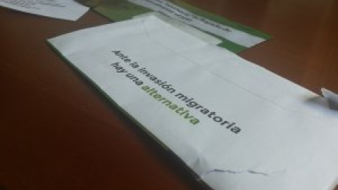 Vox utiliza los sobres electorales de Euskadi para avivar su campaña xenófoba