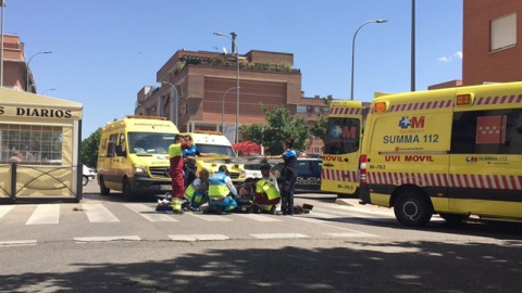 Los servicios de emergencia tratan de reanimar al anciano de 81 años en Torrejón de Ardoz (Madrid).-112