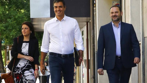 Pedro Sánchez (c), reelegido en primarias como secretario general del PSOE, acompañado por los diputados Adriana Lastra y José Luis Ábalos, a su llegada esta mañana a la sede del partido. |  J.P. GANDUL