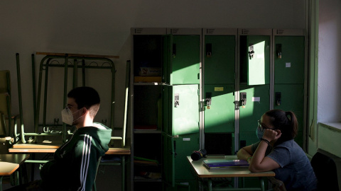 OURENSE, 26/05/2020.- Segundo día de Galicia en fase 2. Alumnos de segundo de bachillerato durante una clase en las aulas del IES As Lagoas, este martes en Ourense. El retorno parcial y voluntario a las aulas está reservado a los estudiantes de 2º de b