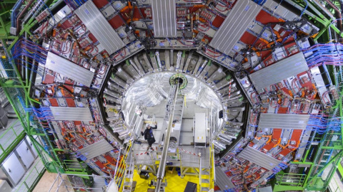 Noemí Carabán tras colocar una de las cámaras para una conexión en vivo desde el corazón del detector CMS, uno de los dos experimentos que confirmaron el descubrimiento del boson de Higgs. / Noemí Carabante / CERN