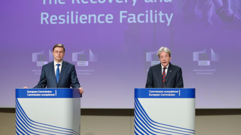 El vicepresidente de la Comisión, Valdis Dombrovskis, y el comisario de Asuntos Económicos,   Paolo Gentiloni, en una rueda de prensa en Bruselas para explicar los detalles del fondo de recuperación de la UE frente a la crisis del coronavirus. REUTERS/