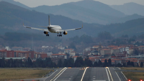 19/05/2020.- Un avión de la aerolínea Vueling toma tierra en el aeropuerto de Loiu, en Bilbao. EFE/ Luis Tejido/Archivo