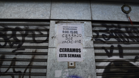 Una tienda de alimentación regentada por chinos, clausurada durante el estado de alarma. JOSE CARMONA