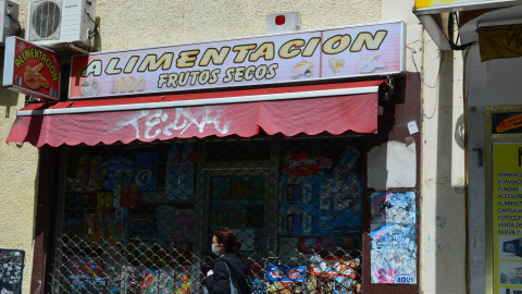 Una tienda de alimentación regentada por chinos, clausurada durante el estado de alarma. JOSE CARMONA