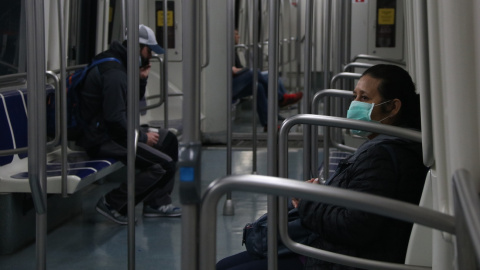 Pla tancat d'una usuària del metro de Barcelona amb mascareta a l'interior d'un tren de la línia 3. Imatge del 4 de maig de 2020. (Horitzontal). Albert Cadanet | ACN