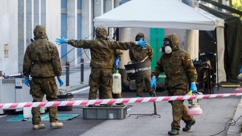 Miembros del Ejercito de Tierra realizan labores de desinfección en la residencia ‘’El Jardí’’ de Barcelona hoy lunes cuando ha comenzado la fase 0 de la desescalada, quicuagésimo primer día del confinamiento por el estado de alarma decretado 