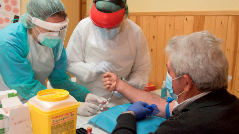 Personal sanitario realiza pruebas de serología, en una imagen de archivo. EFE/Javier Blasco