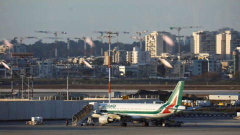 Un avión de Alitalia, en el aeropuerto Ben Gurion de Tel Aviv (Israel). REUTERS/Amir Cohen