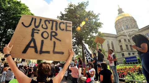 Manifestantes marchan durante una protesta contra la desigualdad racial y la muerte de Rayshard Brooks en Atlanta, Georgia, EE. UU. / Reuters