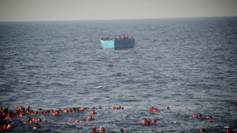 Al menos 20 muertos tras caer al agua unas 200 personas en el Mediterráneo / TWITTER