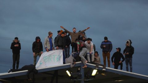 17/03/2020.- Los inmigrantes en situación irregular internos en el Centro de Internamiento de Extranjeros (CIE) de Aluche se amotinan por posibles contagios de coronavirus dadas las malas condiciones higiénicas del centro, hoy lunes en Madrid. El Minist