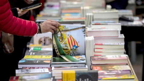 Justo el día después de acabar la Semana Santa en Cataluña, llega este año Sant Jordi, en una jornada, en plena campaña electoral. EFE