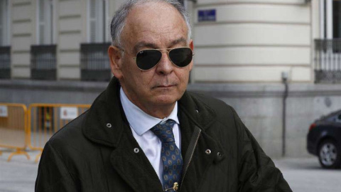 El ex número dos de la Policía Eugenio Pino, a su salida de la Audiencia Nacional, donde prestó declaración ante juez José de la Mata. | SERGIO BARRENECHEA (EFE)