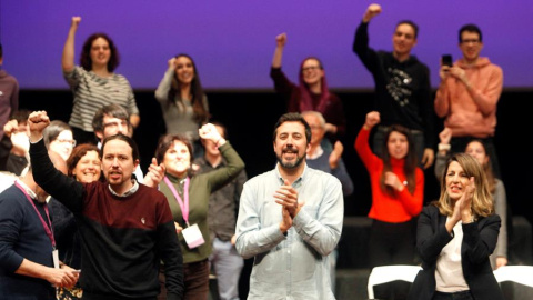 El líder de Podemos y vicepresidente segundo del Gobierno, Pablo Iglesias (i), ha comenzado hoy sábado en A Coruña la precampaña gallega con un acto para arropar al cabeza de lista de la coalición Galicia En Común-Anova-Mareas, Antón Gómez-Reino (