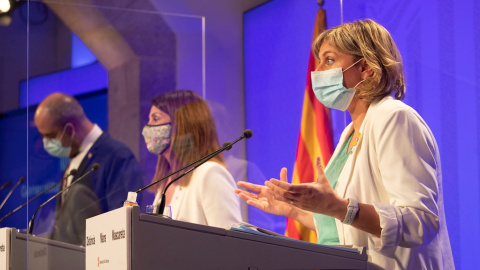 La consellera de Salud, Alba Vergés, durante la comparecencia que ha ofrecido este viernes junto a sus homólogos de Presidencia, Meritxell Budó (c), e Interior, Miquel Buch (i) | EFE