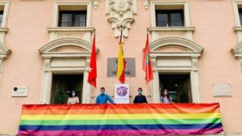 Querella de los ultracatólicos contra el alcalde de Alcalá de Henares por colgar la bandera LGTBI