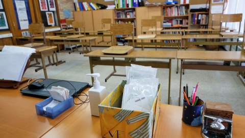 Mascarillas y gel desinfectante en la mesa del profesor de un aula en Madrid. Europa Press / Jesús Hellín