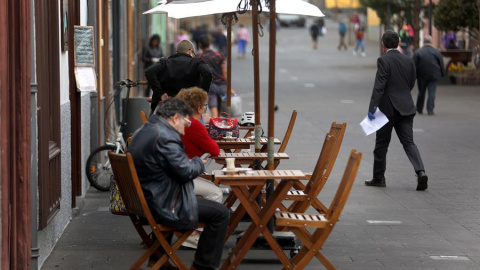 Varias personas desayunan en una terraza de un bar de La Laguna, en Tenerife. EFE/ Cristóbal García/Archivo