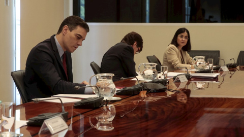 El presidente del Gobierno, Pedro Sánchez (i), mantiene una videoconferencia con los presidentes autonómicos, este domingo, en el Palacio de la Moncloa, en Madrid. EFE