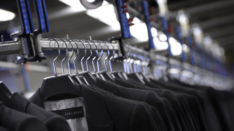 Chaquetas de la marca Zara, en la factoría de Inditex en su sede central en la localidad coruñesa de Arteixo. AFP/Miguel Riopa