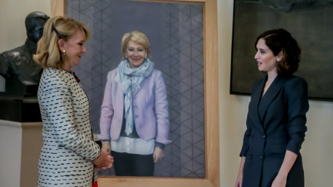  La presidenta de la Comunidad de Madrid, Isabel Díaz Ayuso (i) y la expresidenta de la Comunidad de Madrid, Esperanza Aguirre (d), posan con el retrato de la expresidenta, en la Real Casa de Correos, a 30 de mayo de 2022, en Madrid (España).- EUROPA PR