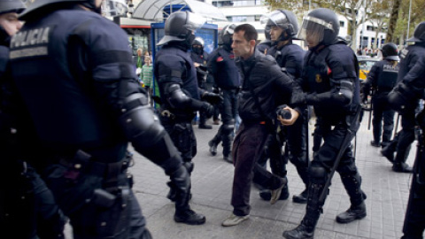 Un detenido en la plaza de Catalunya el 27-M.