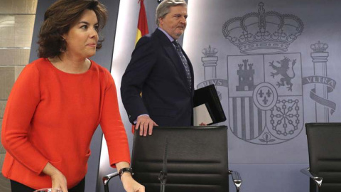 La vicepresidenta del Gobierno y ministra para la Administración Territorial, Soraya Sáenz de Santamaría, junto al portavoz y ministro de Educación, Cultura y Deporte, Íñigo Méndez de Vigo, al inicio de la rueda de prensa. | EFE