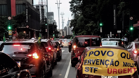 .-Manifestación, con caravana de vehículos, a favor de Bolsonaro el pasado sábado en São Paulo, reclamando la intervención militar y el cierre del Tribunal Supremo. ALLAN WHITE/ FOTOS PUBLICAS. 18ABR20