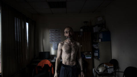 Fernando González, 45, durante una entrevista en el local del comité de empresa de la EBHI EBHI, donde ha mantenido un encierro con huelga de hambre durante 37 días a favor de otros 7 compañeros. Gijón, Asturias, España. MANU BRABO