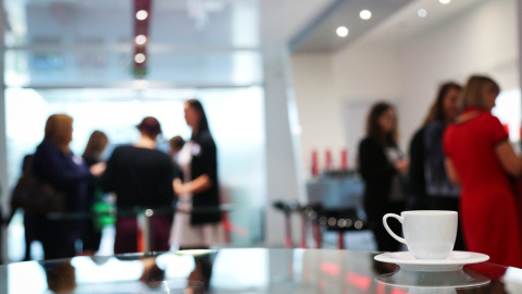 Un grupo de mujeres durante un descanso para tomar café, en una imagen de archivo. / PIXABAY