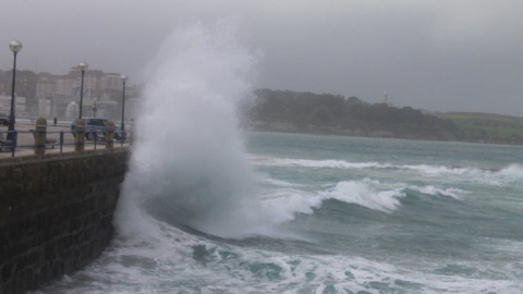 Cantabria estará este martes en riesgo naranja por fuertes vientos costeros y olas de siete metros 