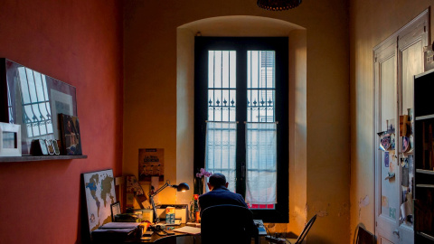 Un hombre teletrabajando desde su casa. EFE/ Enric Fontcuberta/Archivo