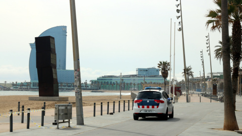 Agents policials a la platja de la Barceloneta de Barcelona patrullen per controlar el compliment de les restriccions. Miquel Codolar /ACN