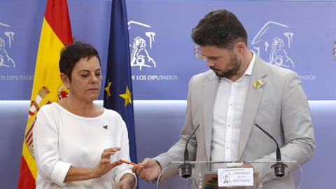 La diputada de EH Bildu, Mertxe Aizpurua, junto al portavoz de Esquerra Republicana de Catalunya (ERC), Gabriel Rufián (d). /EFE