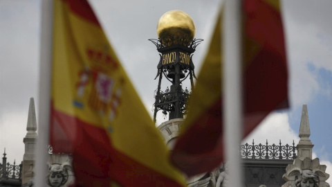 La cúpula del Banco de España entre banderas españolas. REUTERS/Sergio Pérez