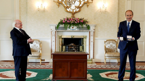 El primer ministro irlandés, Micheál Martin (derecha), junto al presidente, Michael Higgins. / EFE